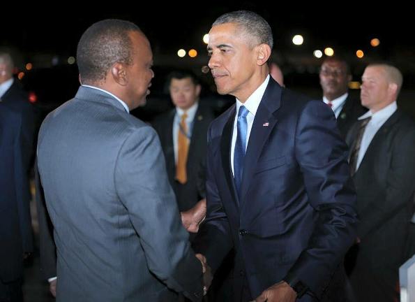 Obama welcomed by Uhuru Kenyatta in Kenya