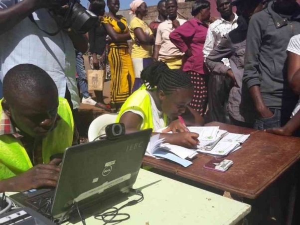 Kenyans register to vote