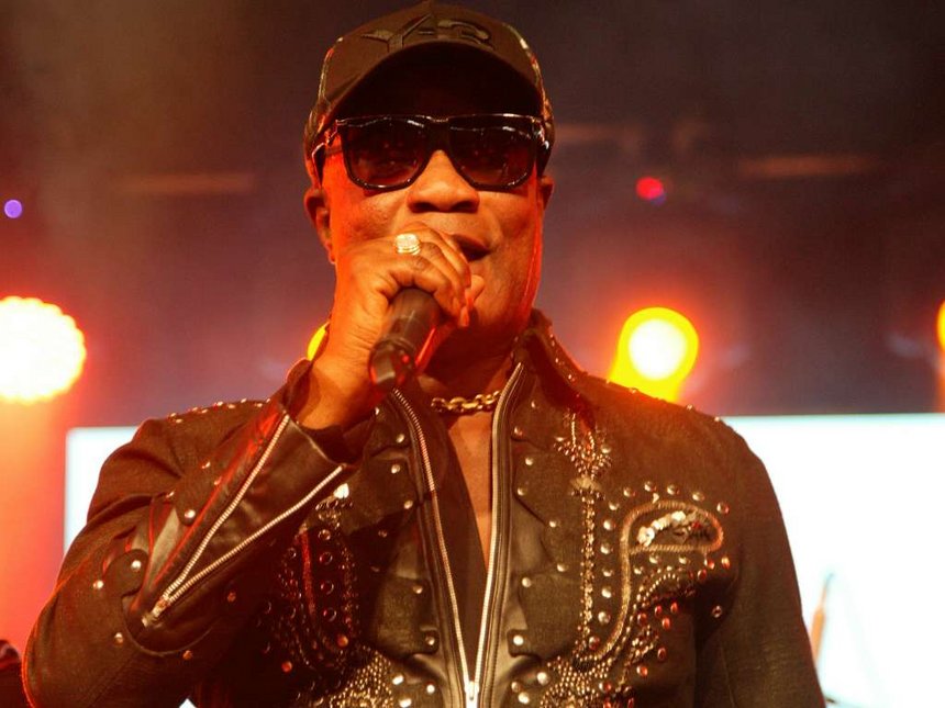 Musician Kofi Olomide kicks female dancer at JKIA