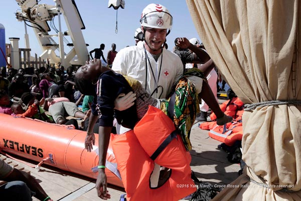 EU steps up calls for deals with Africa to curb migrants