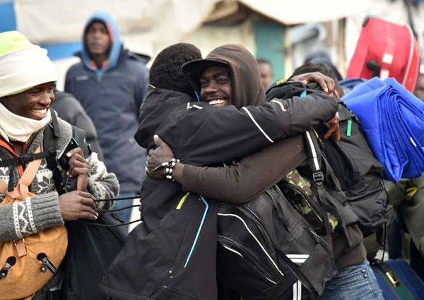 Migrants start leaving Calais ‘Jungle’