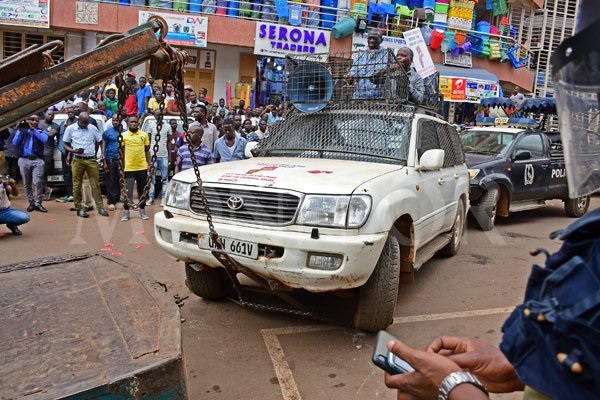 How Besigye beat security to address crowds in city centre