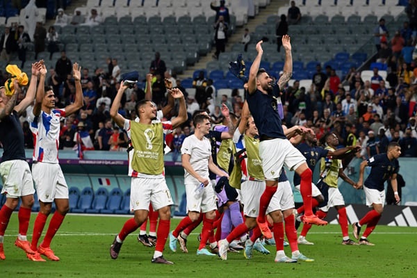 Giroud equals Henry record as World Cup holders France sink Australia